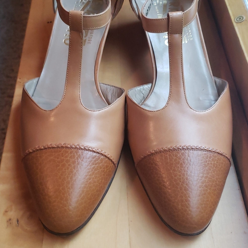 Salvatore Ferragamo T Strap Size 9 Narrow